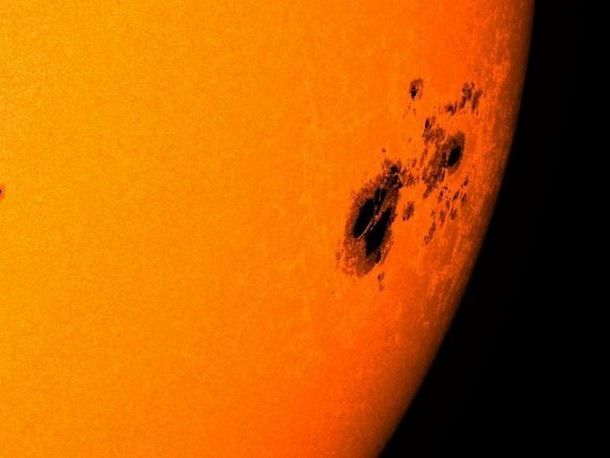 Bei Sonnenflecken handelt es sich um dunkle Stellen auf der Sonnenoberfläche Bei Sonnenflecken handelt es sich um dunkle Stellen auf der Sonnenoberfläche
