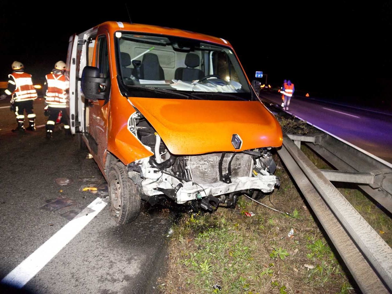 Ein Unbekannter rammte den Transporter auf der A14, dieser geriet ins Schleudern. Ein Unbekannter rammte den Transporter auf der A14, dieser geriet ins Schleudern.