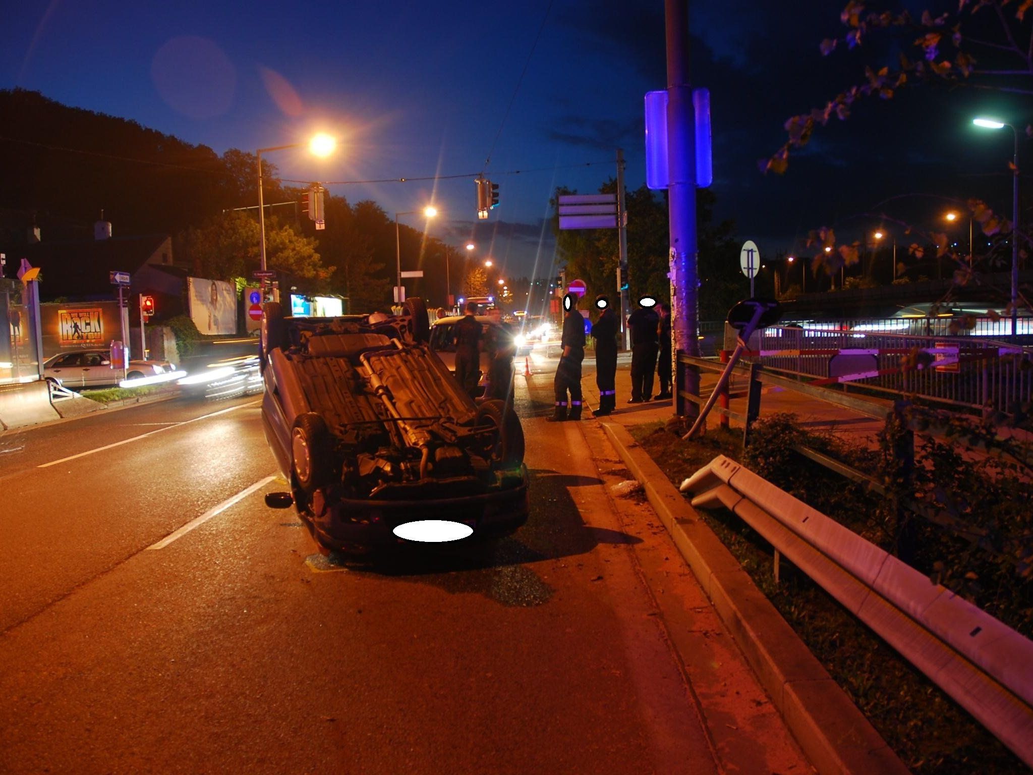 Nach einem Ausweichmanöver überschlug sich ein Auto in Wien-Hietzing. Nach einem Ausweichmanöver überschlug sich ein Auto in Wien-Hietzing.