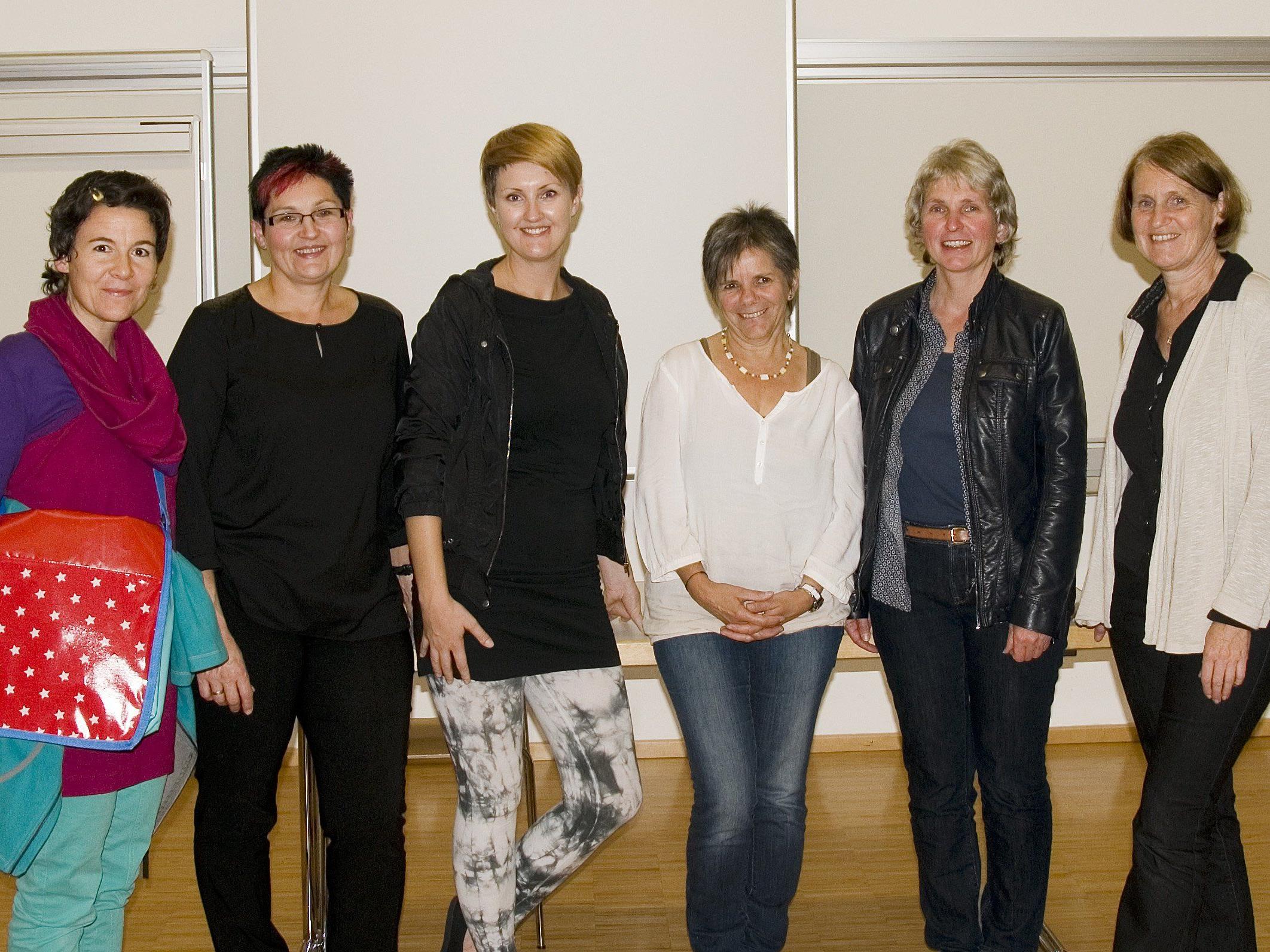 Einige  Frauensprecherinnen des Bregenzerwaldes mit der ortragenden Cornelia Müller