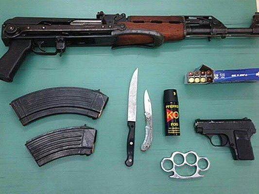Sichergestellte Waffen samt Munition Sichergestellte Waffen samt Munition