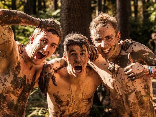 Dreckverschmierte Gesichter im Glück: Beim Wildsau Dirt Run in der Hellsklamm Dreckverschmierte Gesichter im Glück: Beim Wildsau Dirt Run in der Hellsklamm