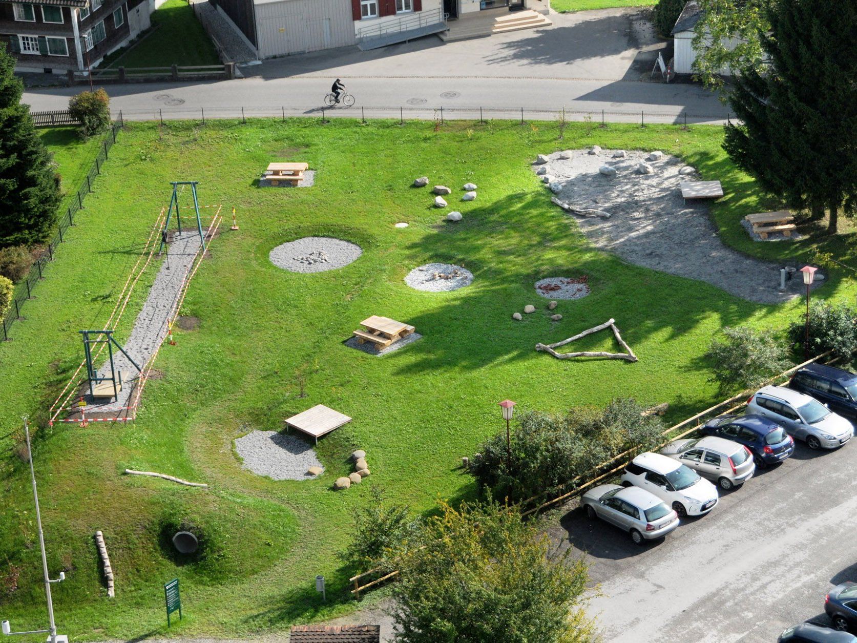 Der neue Spielplatz im Höchster Zentrums ist fertig gestellt, der Bau des Pflegeheimes kann bald starten. Der neue Spielplatz im Höchster Zentrums ist fertig gestellt, der Bau des Pflegeheimes kann bald starten.