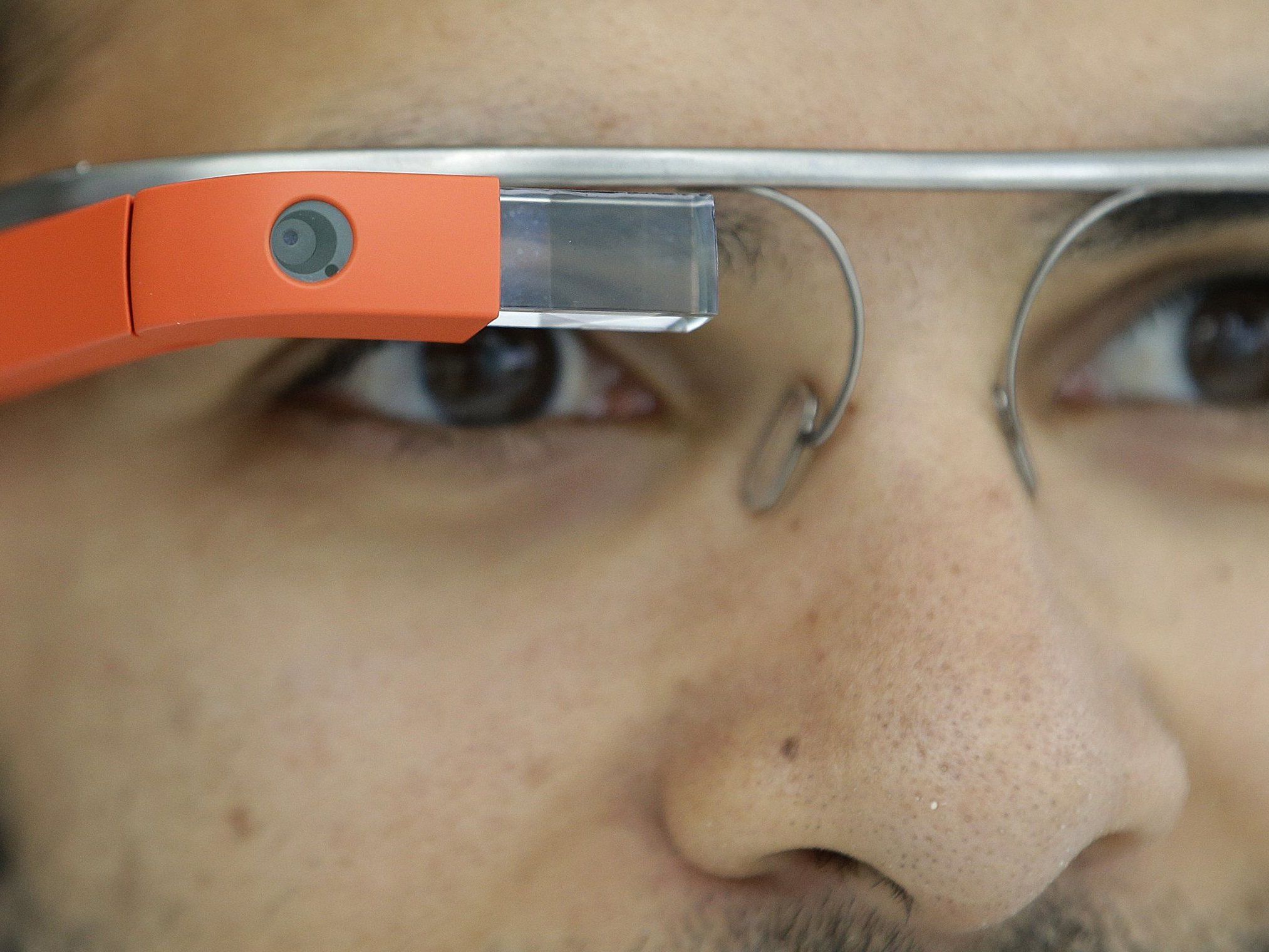 Das Google Glass kommt in Zukunft bei der Polizei in Dubai zum Einsatz. Das Google Glass kommt in Zukunft bei der Polizei in Dubai zum Einsatz.