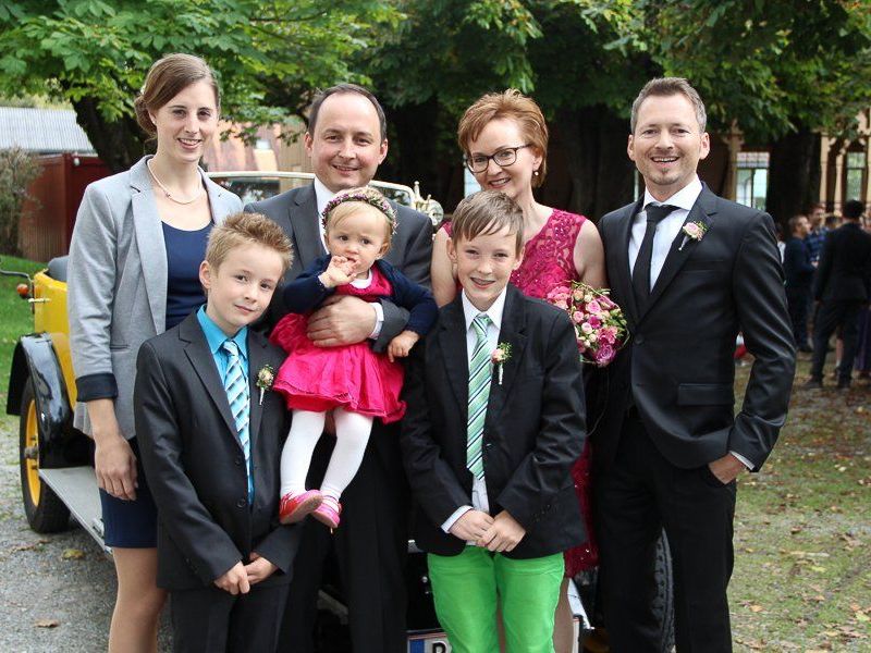 Angelika Gabriel und Jürgen Nachbaur mit ihren Kindern und Trauzeugen. Angelika Gabriel und Jürgen Nachbaur mit ihren Kindern und Trauzeugen.