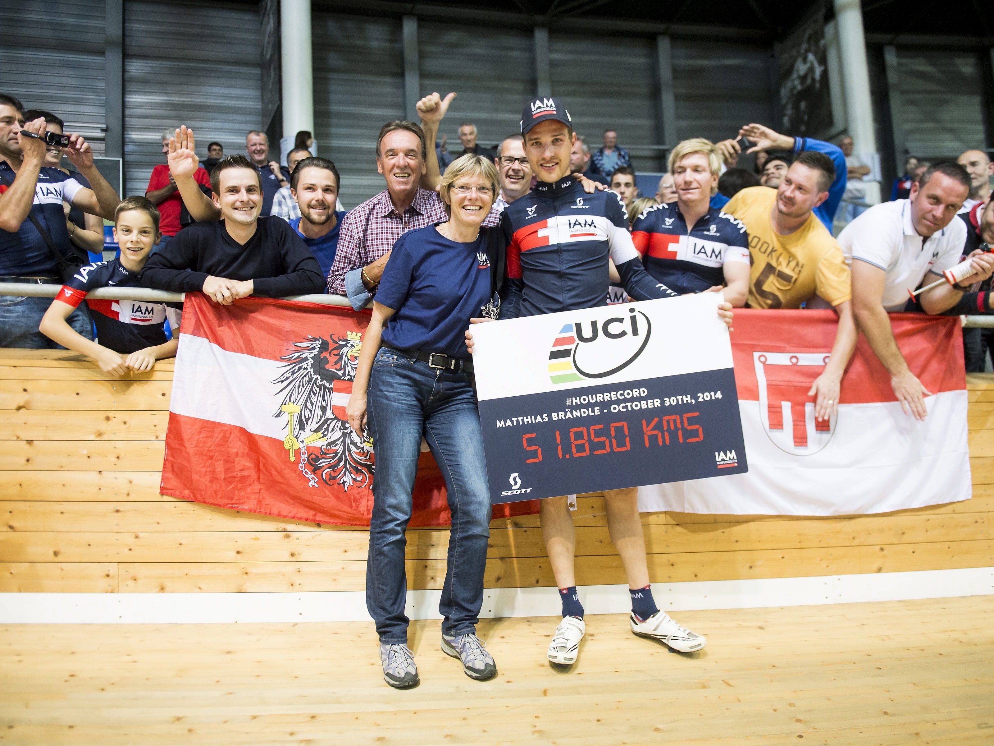 Mutter Sigrit durfte mit auf's Foto, nachdem Matthias Brändle die neue Bestmarke aufgestellt hatte. Mutter Sigrit durfte mit auf's Foto, nachdem Matthias Brändle die neue Bestmarke aufgestellt hatte.