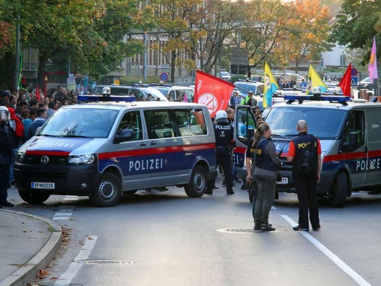 Offensichtlich nicht optimal gelaufen ist die Einsatz-Planung der Kurden-Demo in Bregenz.