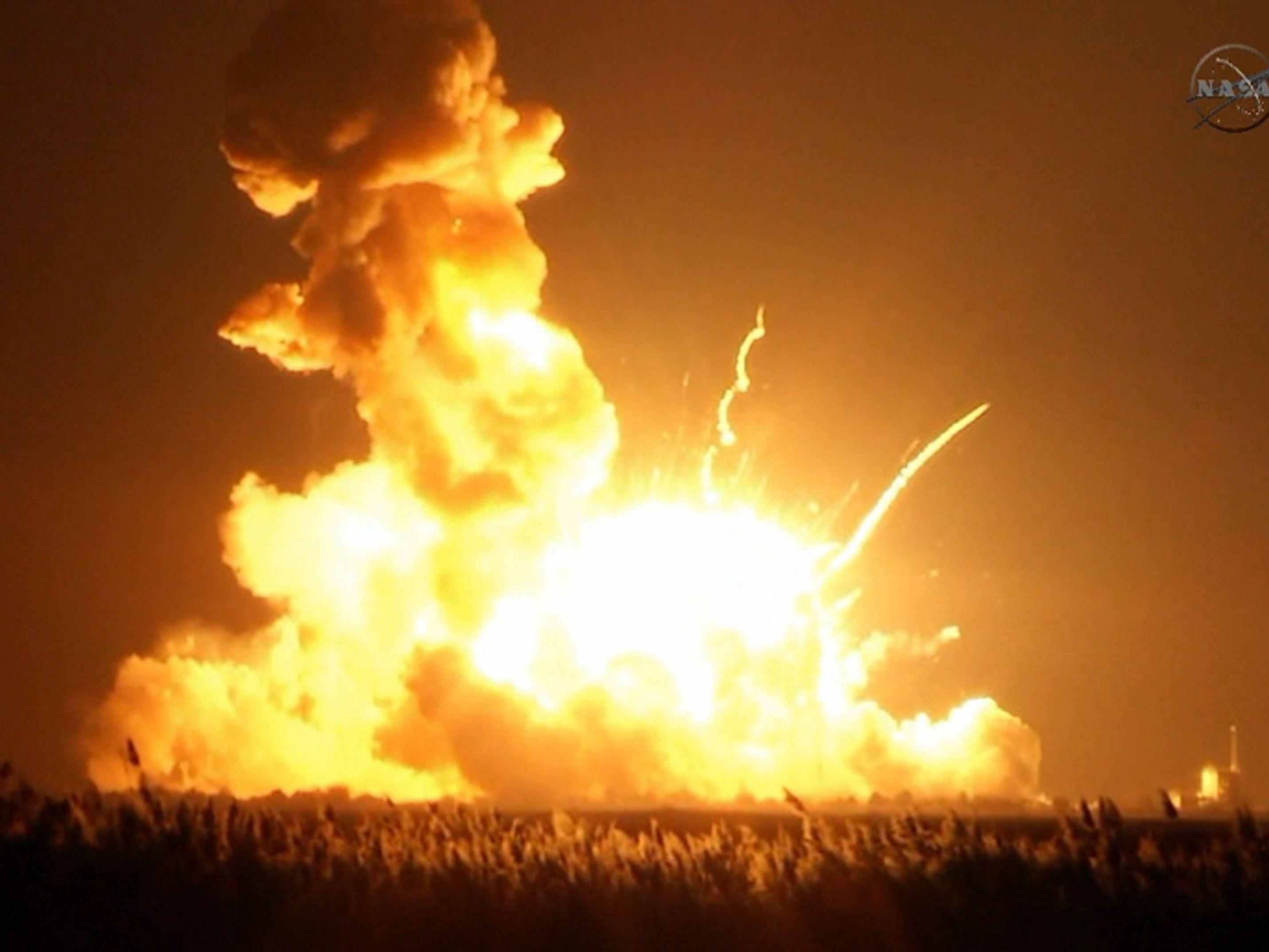 Privater US-Raumfrachter "Cygnus" bei Start explodiert.