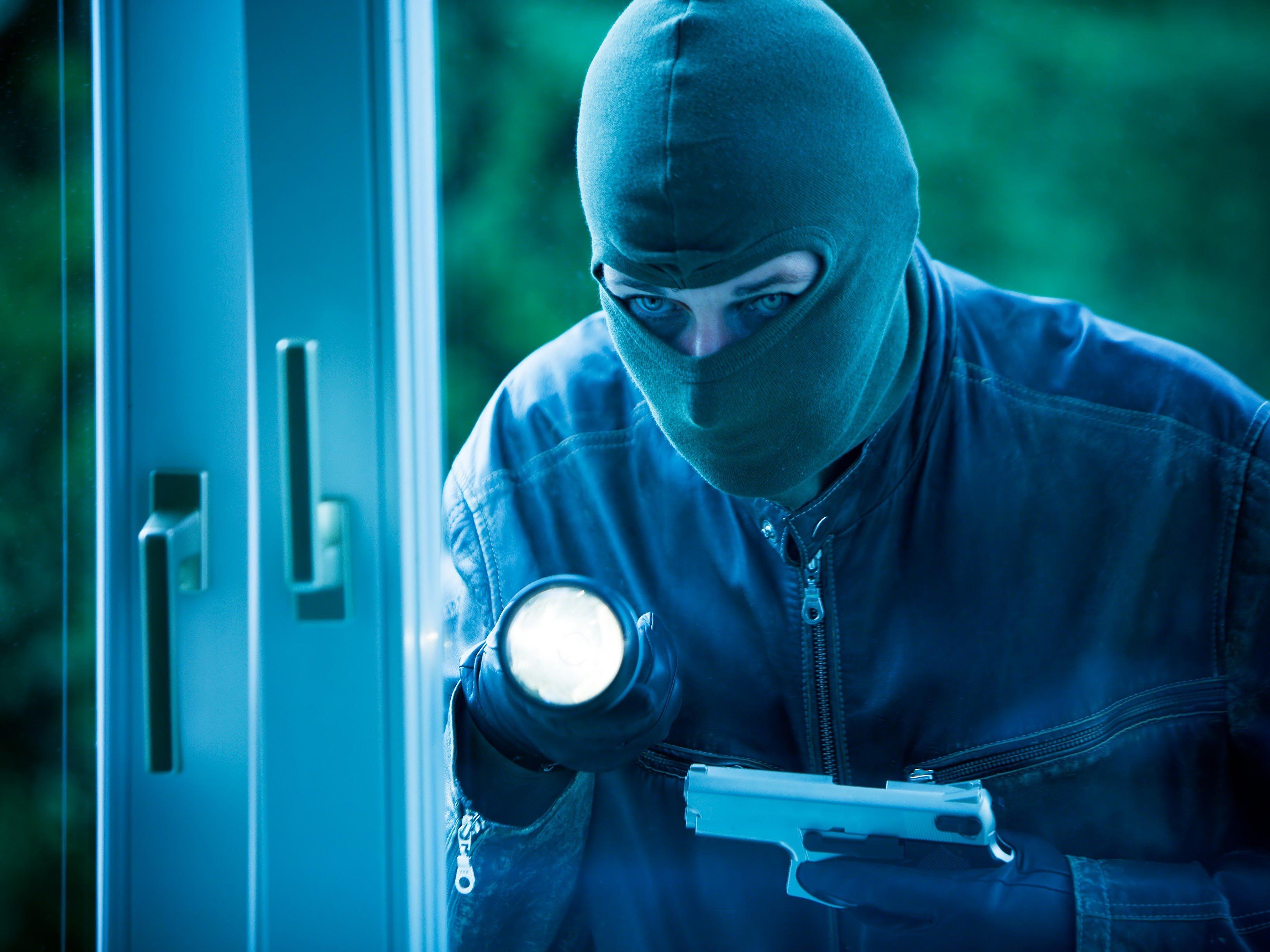 Durch angekippte Fenster können Einbrecher leicht die Wohnung betreten.