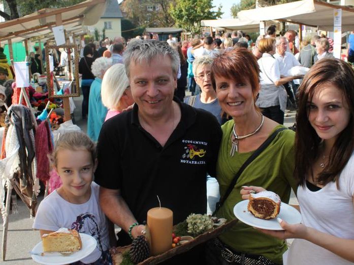 Die Guggamusik lockte mit köstlichen Kuchen und originellen Gestecken. Die Guggamusik lockte mit köstlichen Kuchen und originellen Gestecken.