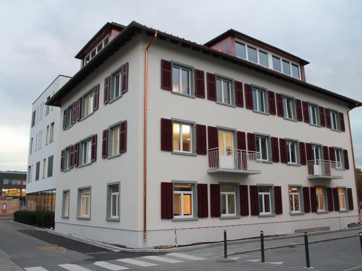 Wo noch vor Kurzem ein Bauzaun stand, sorgen jetzt Begrenzungspfosten für den Status einer Sackstraße vor der neuen Pfanner-Zentrale. Wo noch vor Kurzem ein Bauzaun stand, sorgen jetzt Begrenzungspfosten für den Status einer Sackstraße vor der neuen Pfanner-Zentrale.
