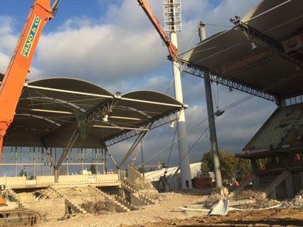 Das Gerhard Hanappi Stadion wird Stück für Stück entfernt. Das Gerhard Hanappi Stadion wird Stück für Stück entfernt.