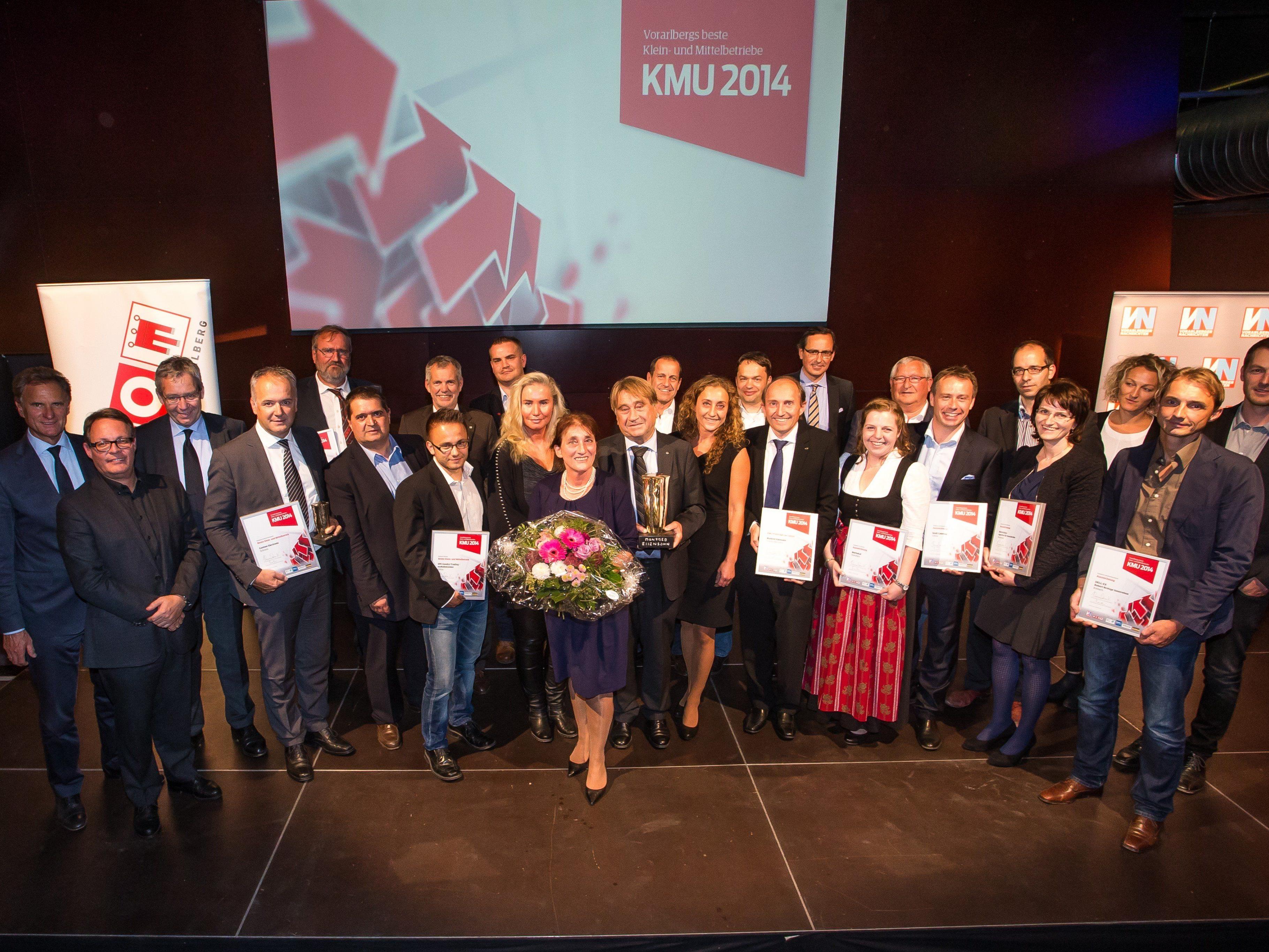 Die Gewinner und Ausgezeichneten des Wettbewerbs „Vorarlbergs beste Klein- und Mittelbetriebe 2014“ von VN und Wirtschaftskammer mit den Sponsoren und Partnern.