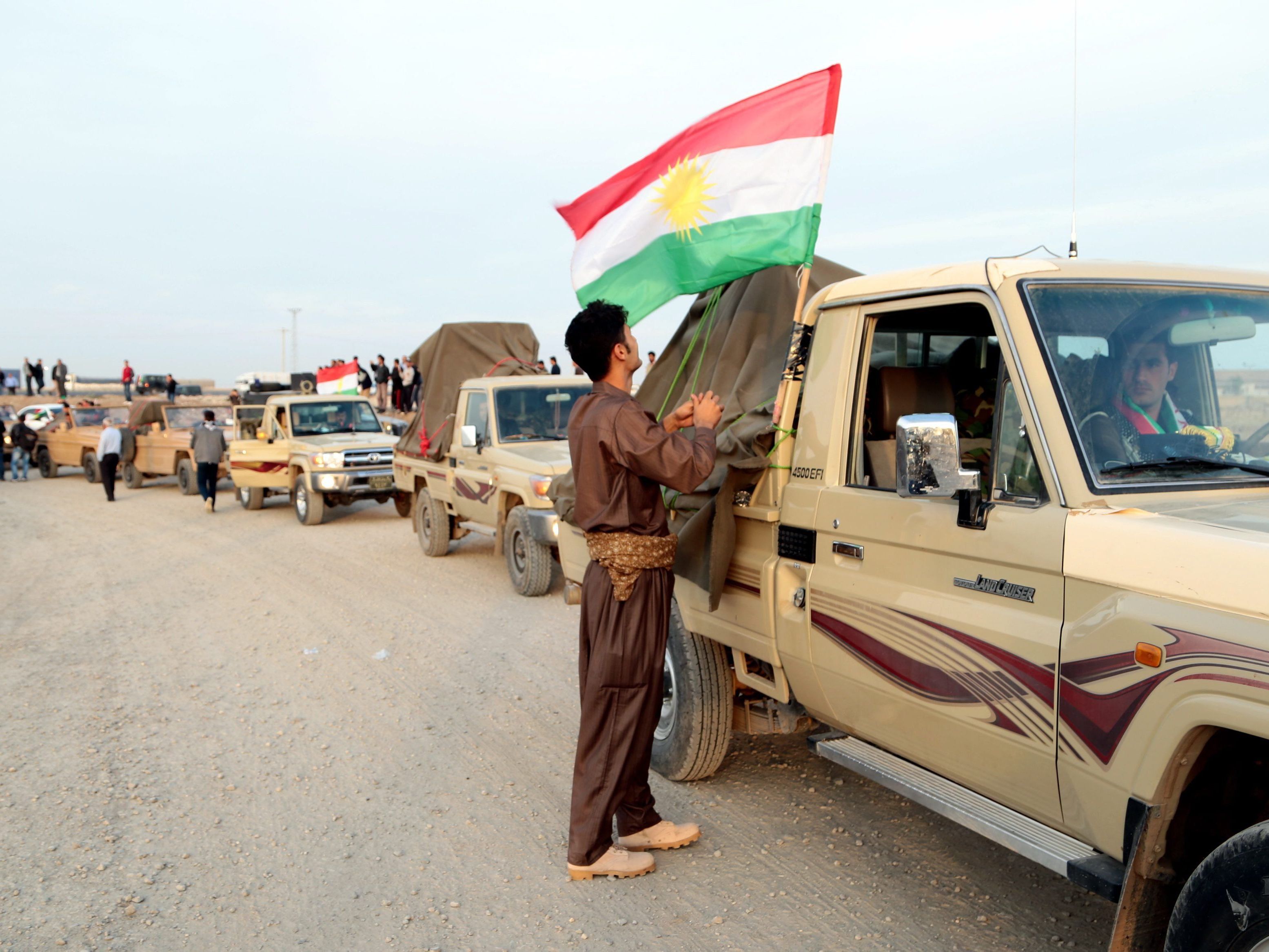 Die Peschmerga-Kämpfer am Grenzübergang nach Kobane. Die Peschmerga-Kämpfer am Grenzübergang nach Kobane.