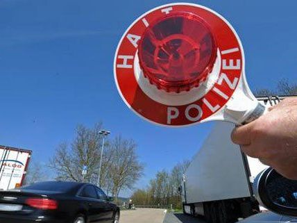 Die Polizei hat auf der A3 zwei Raser gestoppt. Die Polizei hat auf der A3 zwei Raser gestoppt.