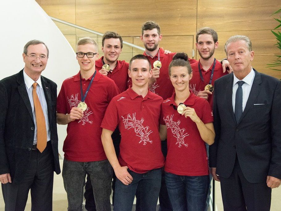 (1. Reihe, v.l.n.r.) Präsident Dr. Christoph Leitl, Marcel Moosbrugger, Stefan Taschner, Fabienne Karg, Vizekanzler Dr. Reinhold Mitterlehner, (2. Reihe, v.l.n.r.) Manuel Gmeiner, Michael Geri, Benjamin Fröwis (1. Reihe, v.l.n.r.) Präsident Dr. Christoph Leitl, Marcel Moosbrugger, Stefan Taschner, Fabienne Karg, Vizekanzler Dr. Reinhold Mitterlehner, (2. Reihe, v.l.n.r.) Manuel Gmeiner, Michael Geri, Benjamin Fröwis