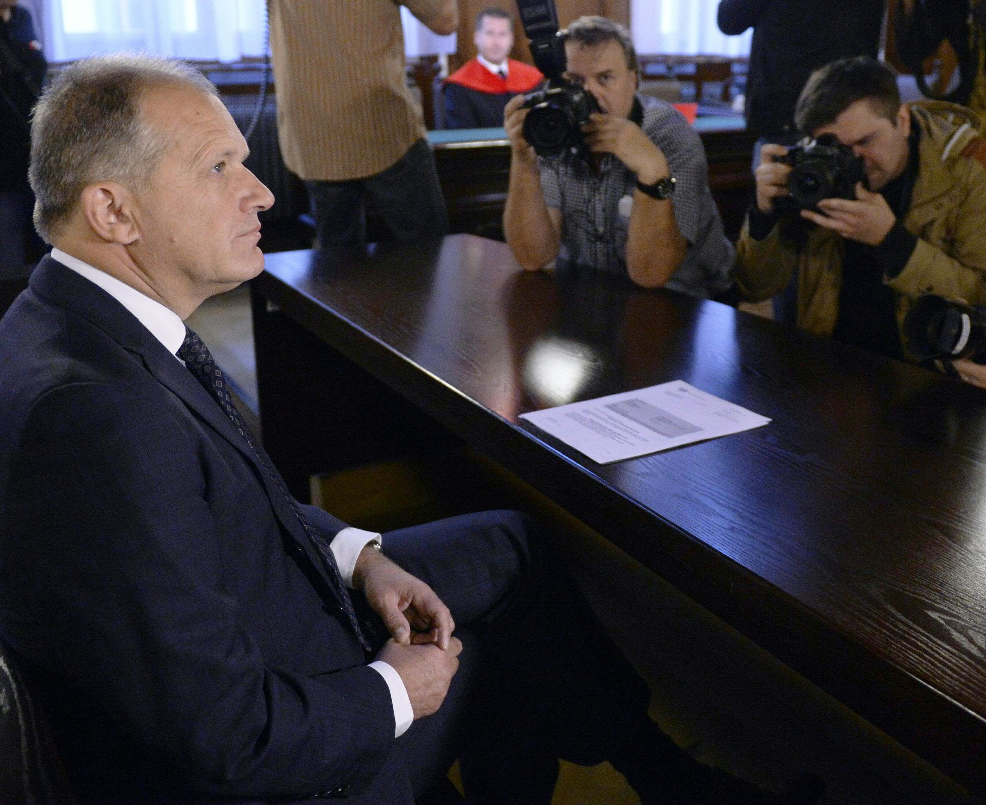 OGH senkt Strafe für Strasser von dreieinhalb auf drei Jahre. OGH senkt Strafe für Strasser von dreieinhalb auf drei Jahre.