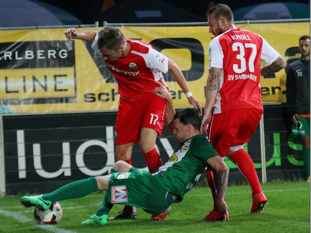 Marcel Schreter mit vollstem Einsatz schoss mit einem schönen Freistoßtor die Führung. Marcel Schreter mit vollstem Einsatz schoss mit einem schönen Freistoßtor die Führung.