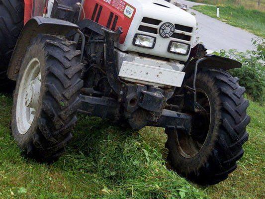 Gefährliche Situation in Lustenau: Anhänger löste sich von Traktor.