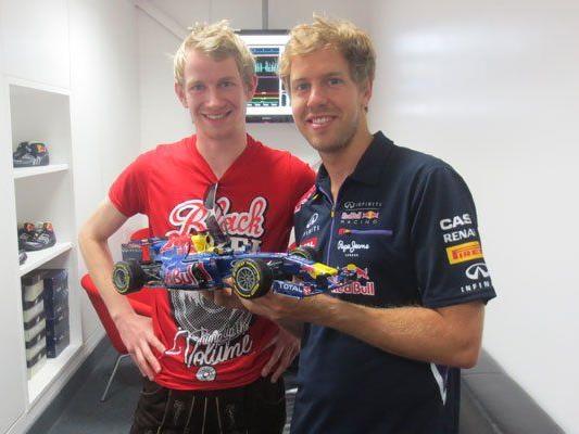 Auch Weltmeister Sebastian Vettel zeigte sich vom RB-7-Pappendeckelrenner von Paul Bischof (l.) begeistert.