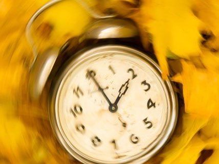 Am Sonntag wird die Uhr eine Stunde zurückgestellt. Am Sonntag wird die Uhr eine Stunde zurückgestellt.