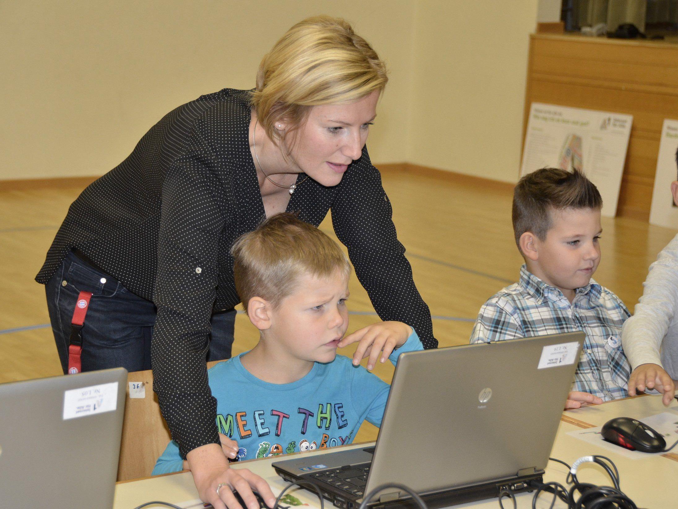 Erste Schritte im Internet machten auch die Erstklässler an der Volksschule Meiningen. Klassenlehrerin Patricia Damm steht helfend zur Seite.