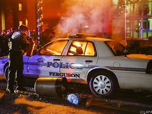 In Ferguson brannten wieder Polizeiautos