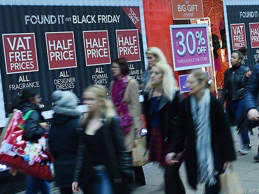Londoner gehen am "Black Friday" shoppen