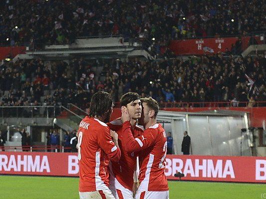 Gratulation an Torschützen Aleksandar Dragovic Gratulation an Torschützen Aleksandar Dragovic