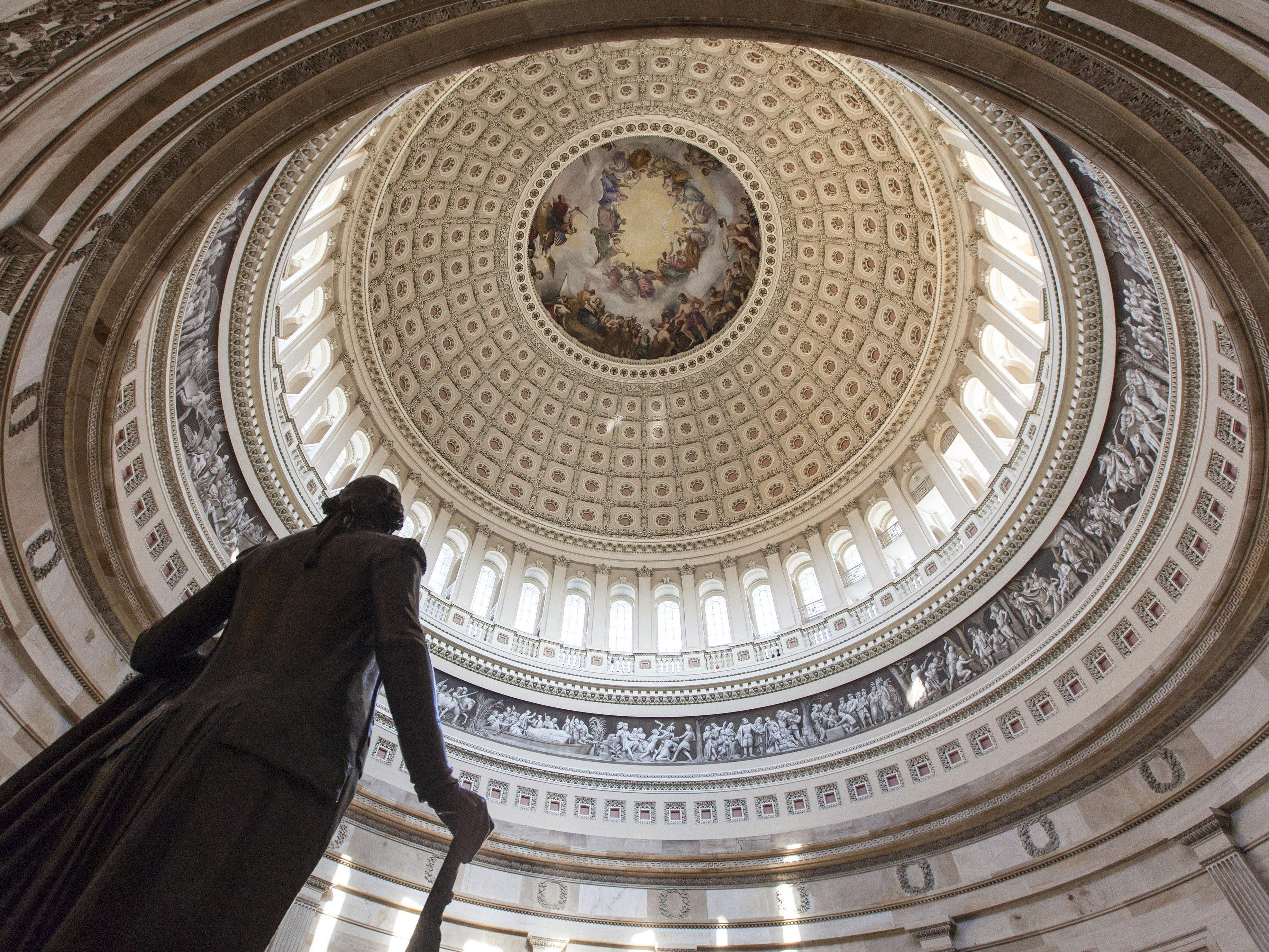 Die Statue des ersten amerikanischen Präsidentens - George Washington - im Repräsentantenhaus