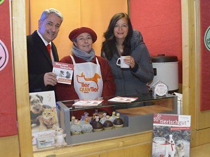 Umweltstadträtin Ulli Sima mit Bezirksvorsteher Ernst Nevrivy und einer freiwilligen Helferin beim Charity-Punschstand für das TierQuarTier Wien. Umweltstadträtin Ulli Sima mit Bezirksvorsteher Ernst Nevrivy und einer freiwilligen Helferin beim Charity-Punschstand für das TierQuarTier Wien.