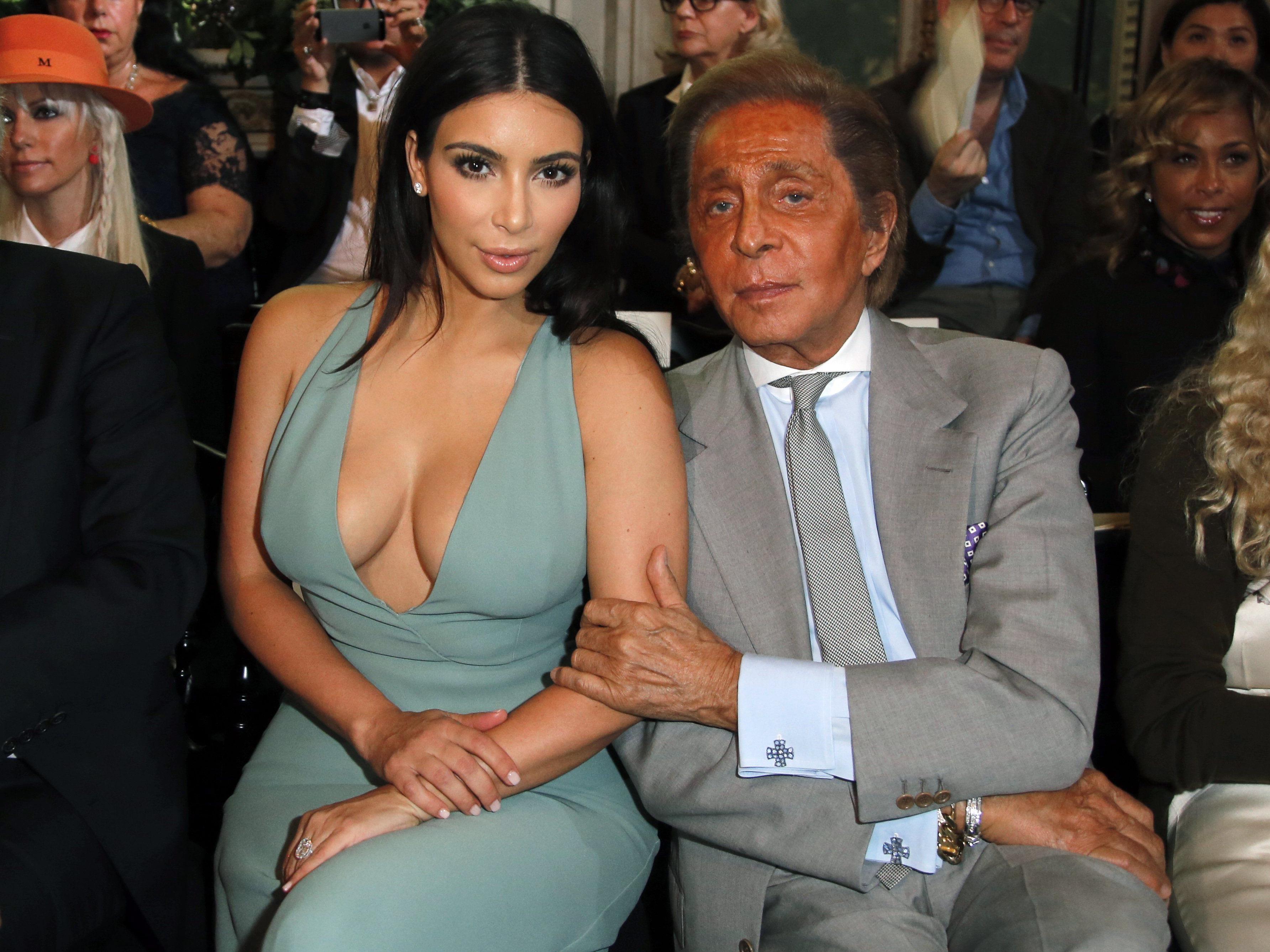 Auch bei Designer Valentino lässt Kim Kardashian tief blicken - jetzt hat sie alle Hüllen fallen gelassen.