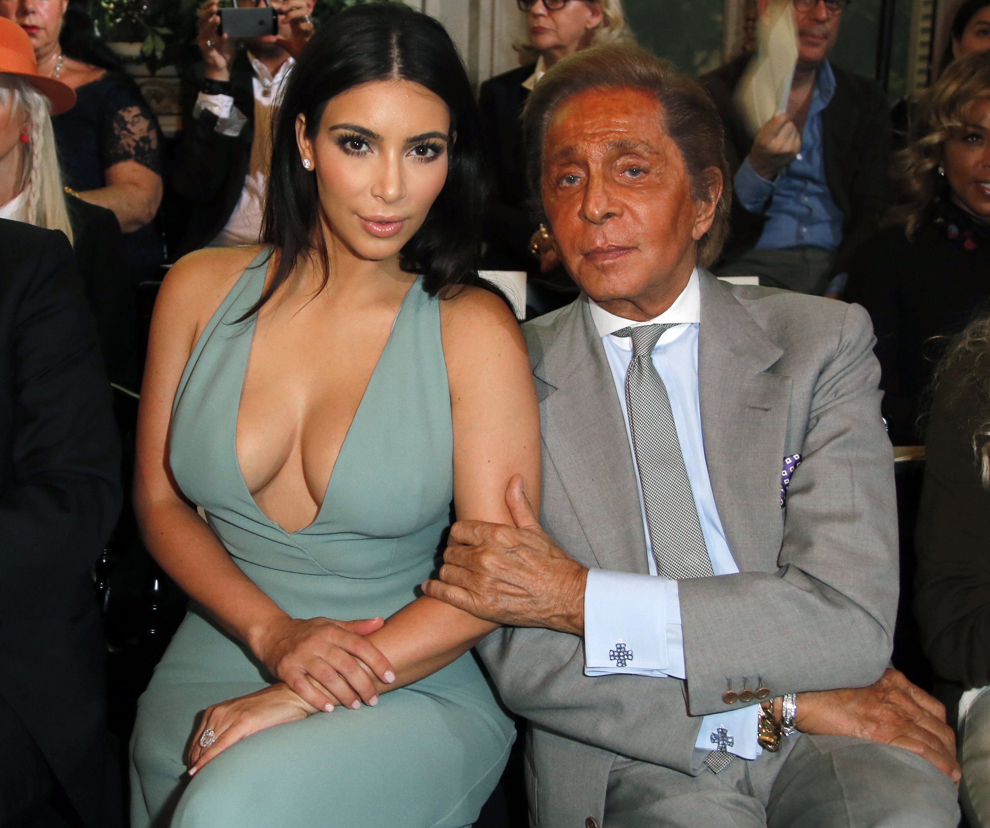 Auch bei Designer Valentino lässt Kim Kardashian tief blicken - jetzt hat sie alle Hüllen fallen gelassen. Auch bei Designer Valentino lässt Kim Kardashian tief blicken - jetzt hat sie alle Hüllen fallen gelassen.