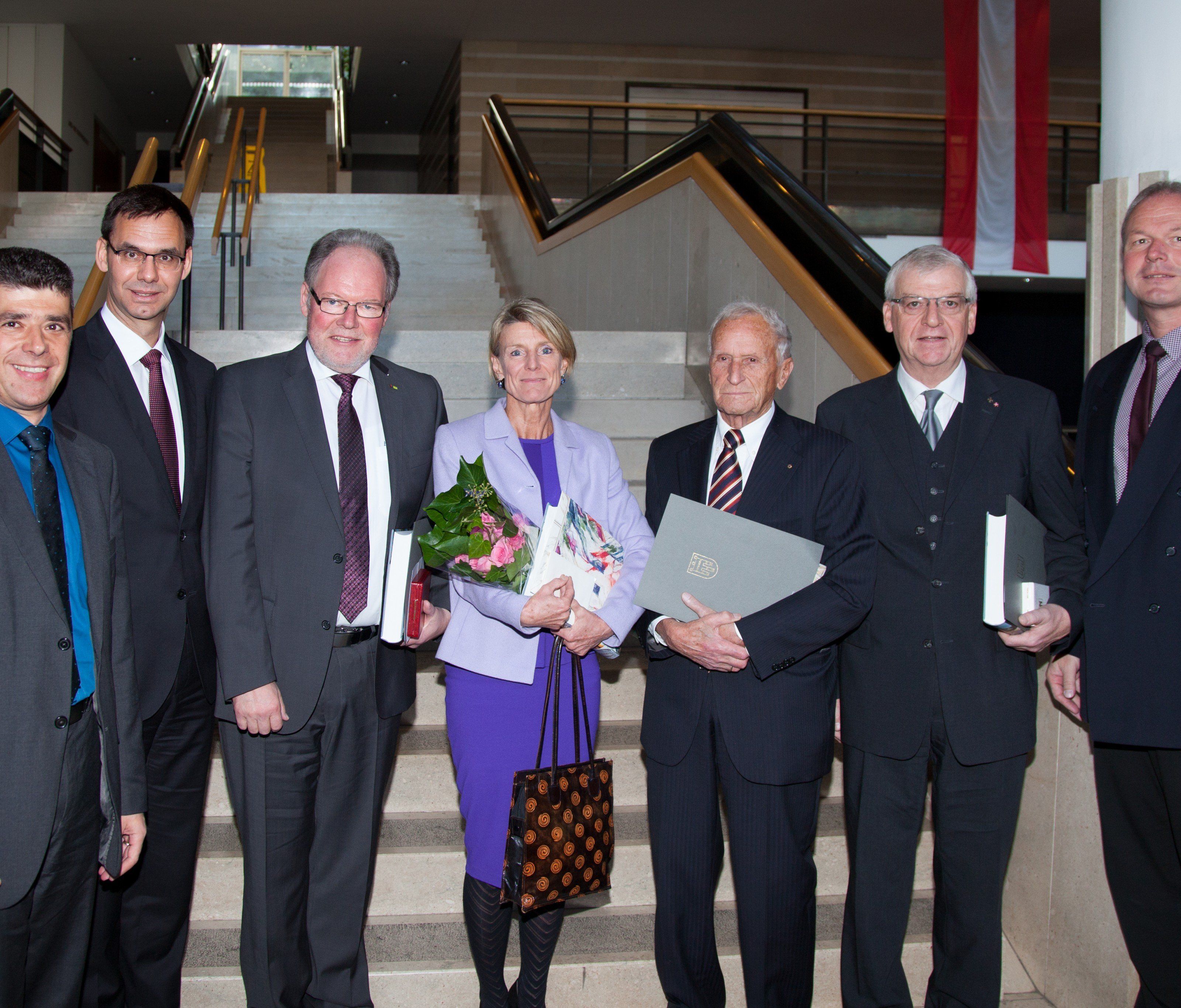 Bürgermeister Christian Loacker mit den geehrten Persönlichkeiten