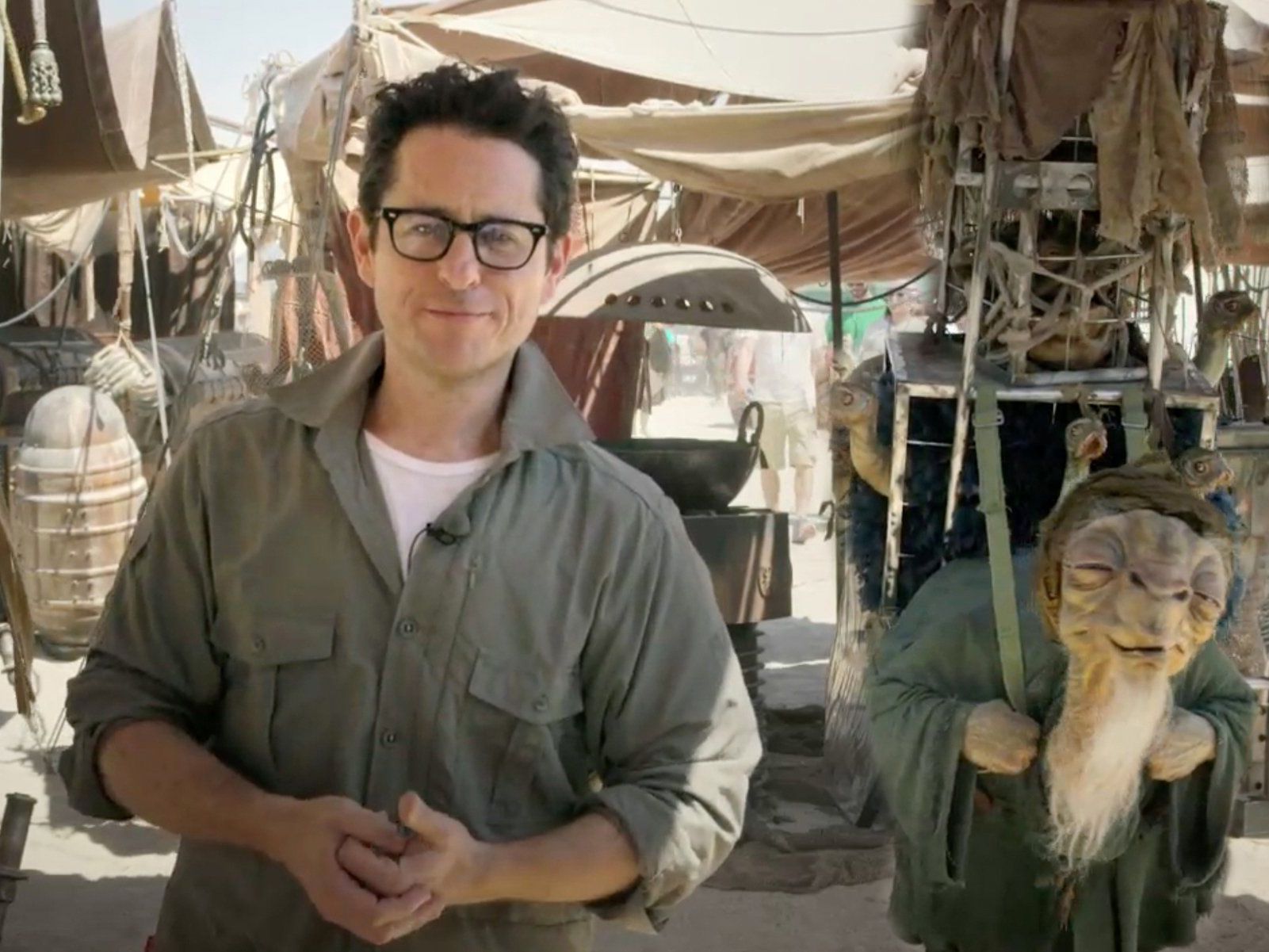 Regisseur J. J. Abrams am Set von "Star Wars: Episode VII - The Force Awakens". Regisseur J. J. Abrams am Set von "Star Wars: Episode VII - The Force Awakens".
