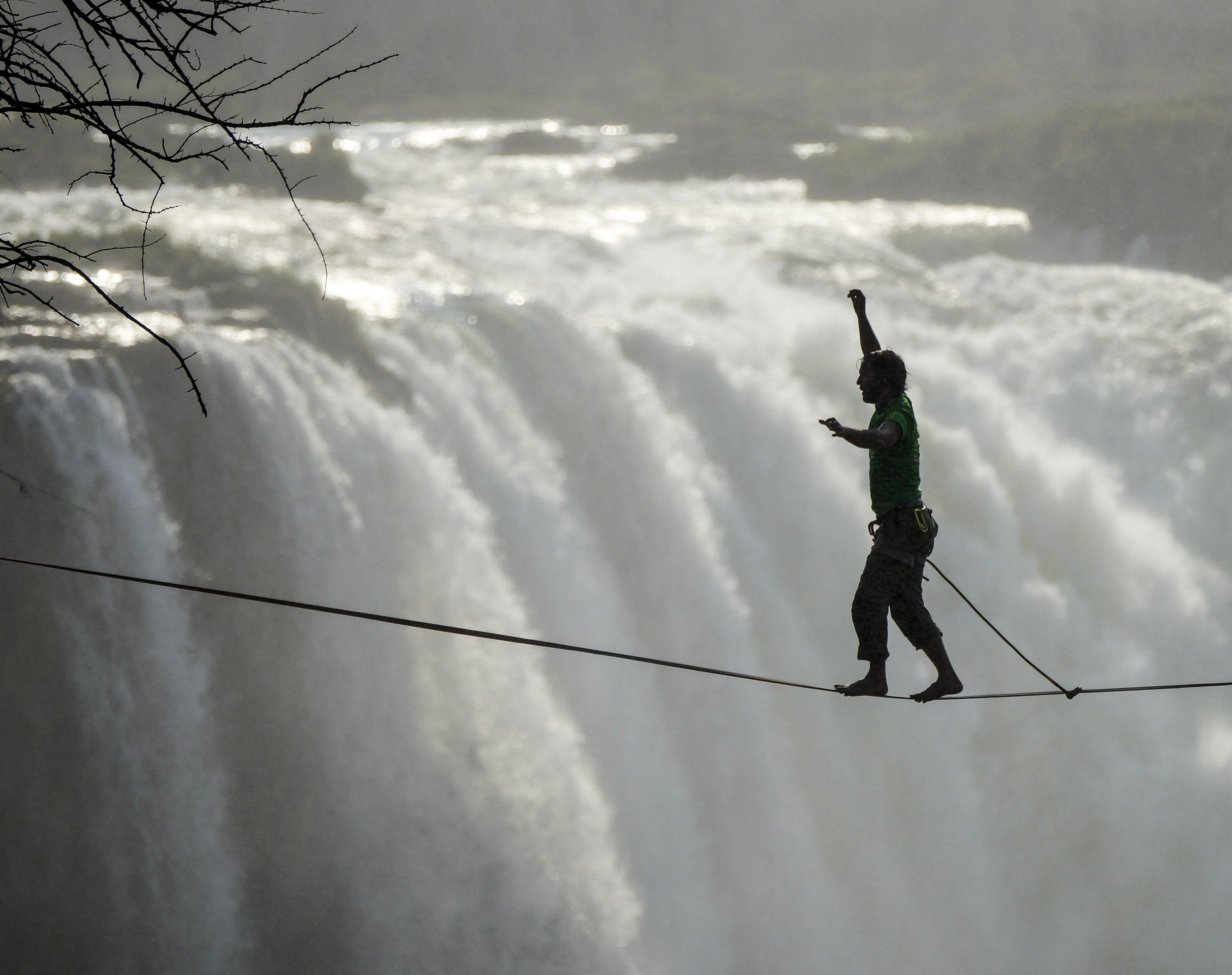 Ein Grazer und ein Deutscher überquerten die Victoria-Fälle auf einer Slackline. Ein Grazer und ein Deutscher überquerten die Victoria-Fälle auf einer Slackline.