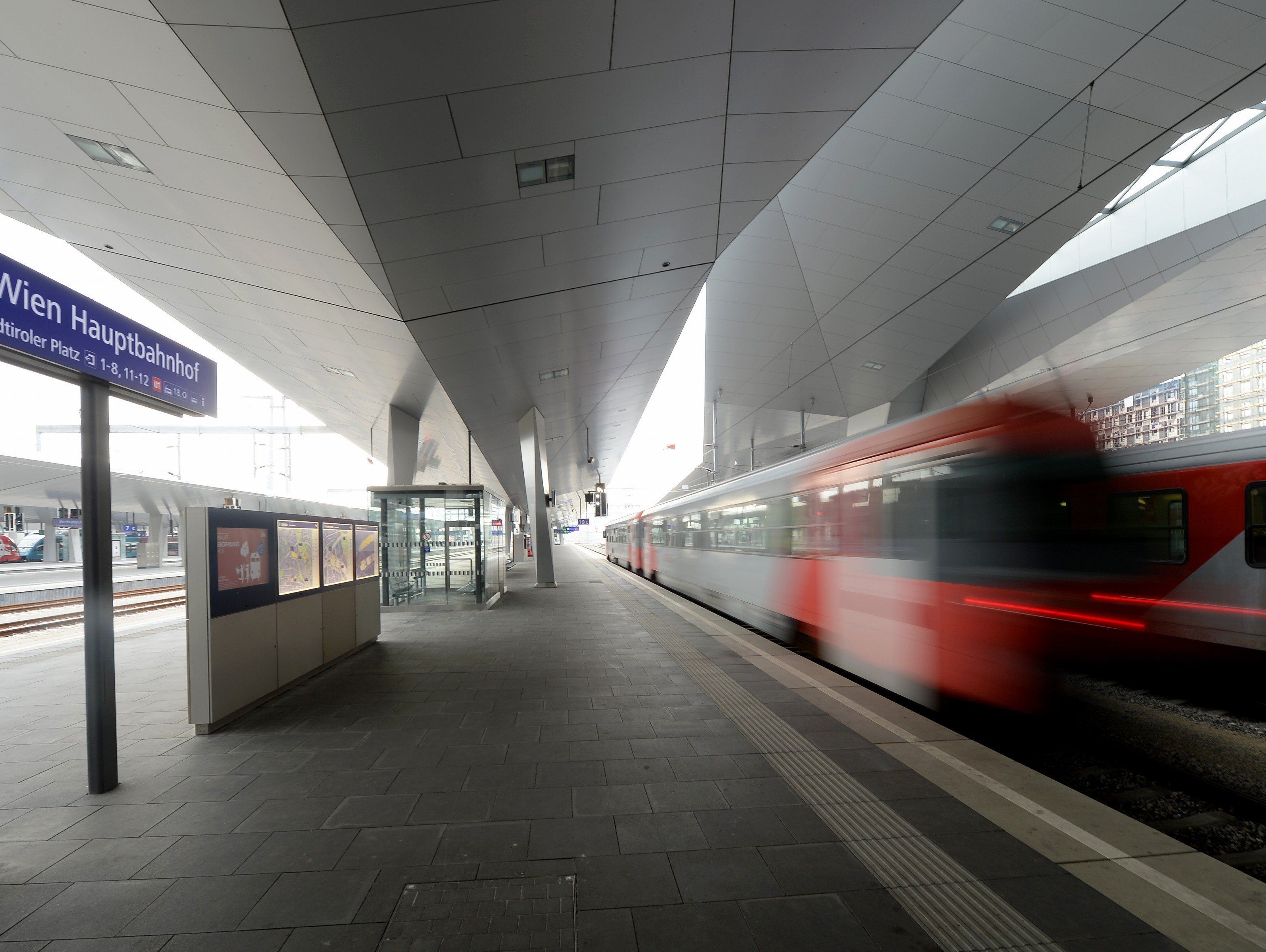 Flughafen Wien an den Fernverkehr angeschlossen - 500.000 zusätzliche Zugkilometer. Flughafen Wien an den Fernverkehr angeschlossen - 500.000 zusätzliche Zugkilometer.