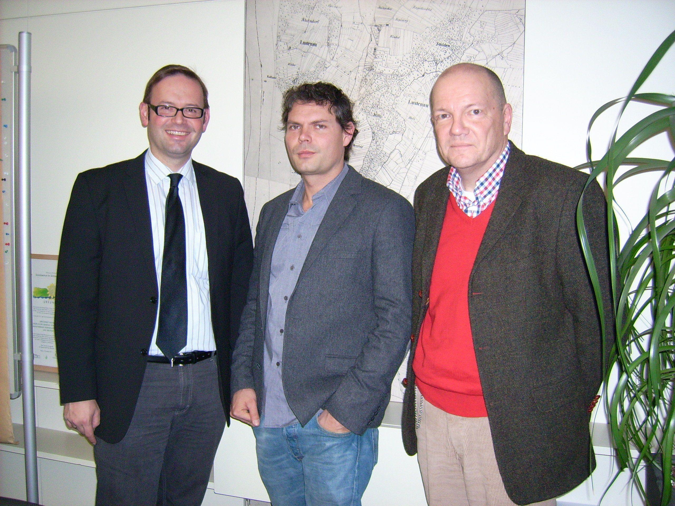Kulturreferent Daniel Steinhofer mit den Archivaren Oliver Heinzle und Dr. Wolfgang Scheffknecht (v.l.)