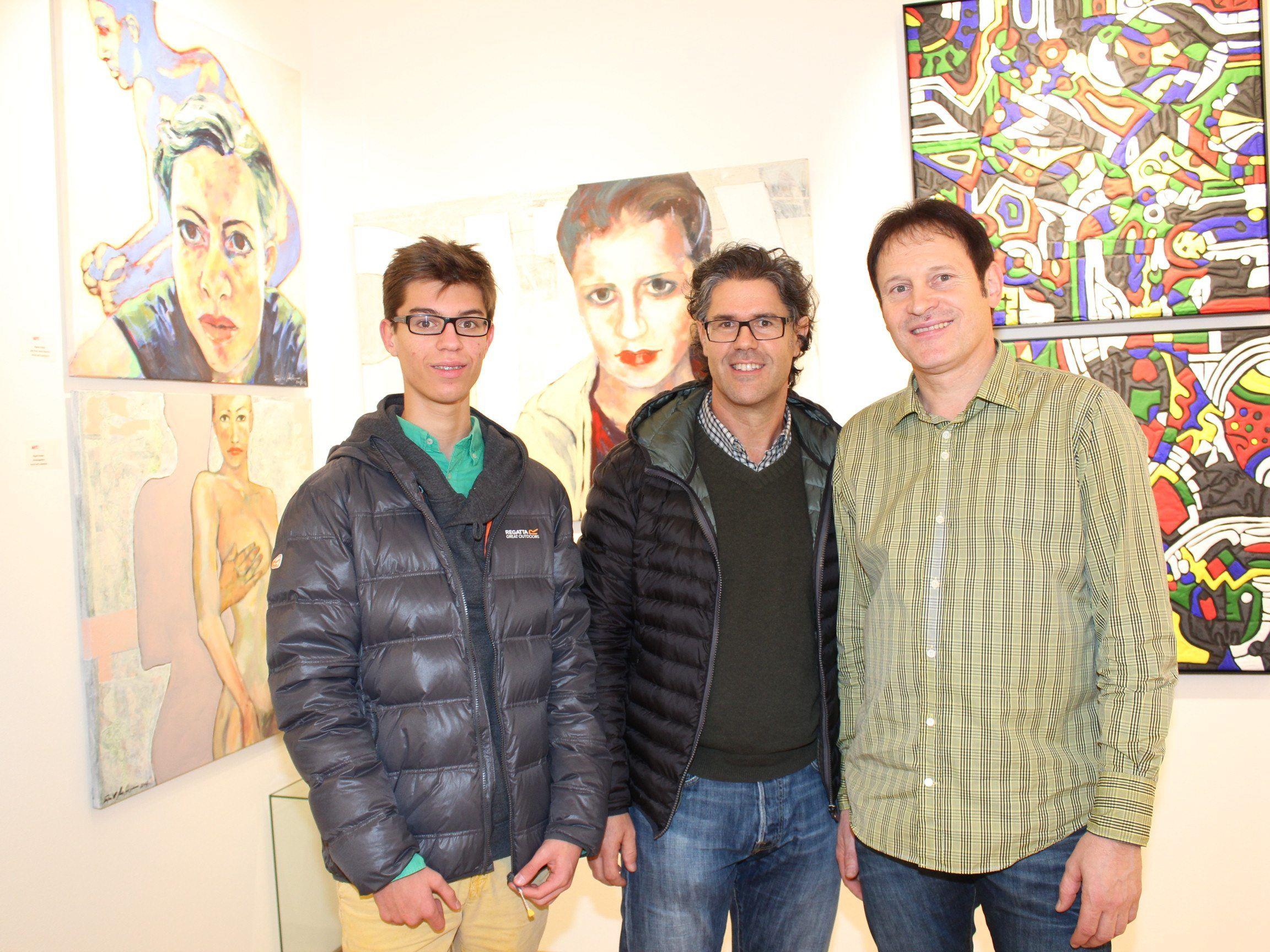 Leonhard und Dr. Ingo Plötzeneder mit Galerist Werner Böhler.