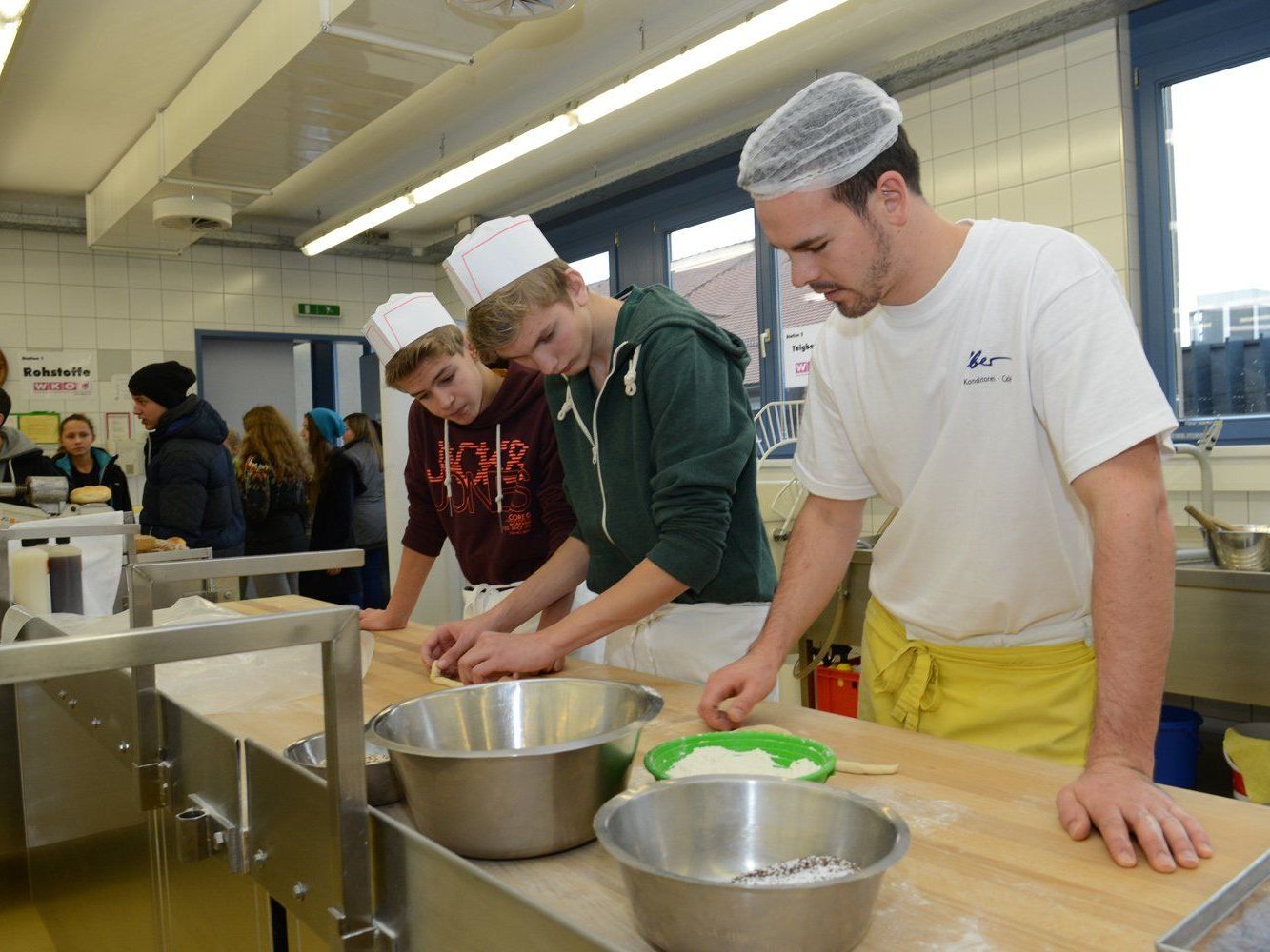 Aus 160 Lehrberufen können die jungen Leute wählen. Aus 160 Lehrberufen können die jungen Leute wählen.
