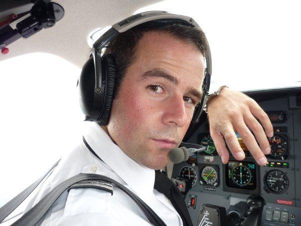Lukas Allgäuer hat es geschafft: Vom Feldkircher Rathausmitarbeiter zum erfolgreichen Pilot, der Celebrities in der Welt umherfliegt.