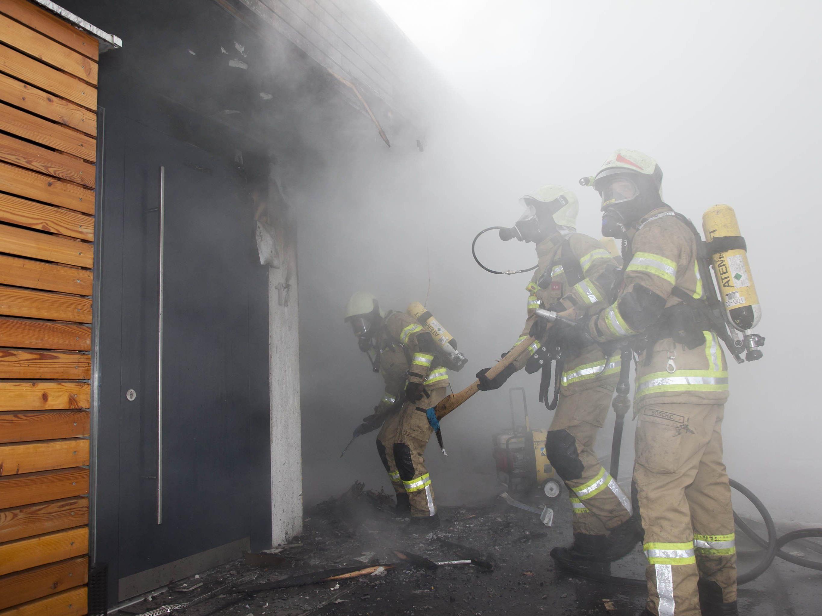 Die Feuerwehren Klaus und Weiler konnten ein Übergreifen auf das Wohnhaus verhindern und den Brand löschen.
