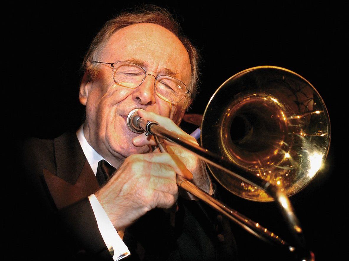 Der legendäre 84-jährige Chris Barber in Aktion. Der legendäre 84-jährige Chris Barber in Aktion.