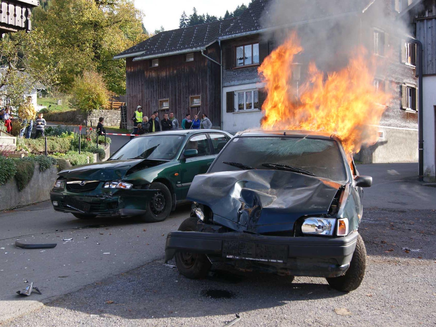 Übungsszenario: Auto fängt nach Unfall Feuer