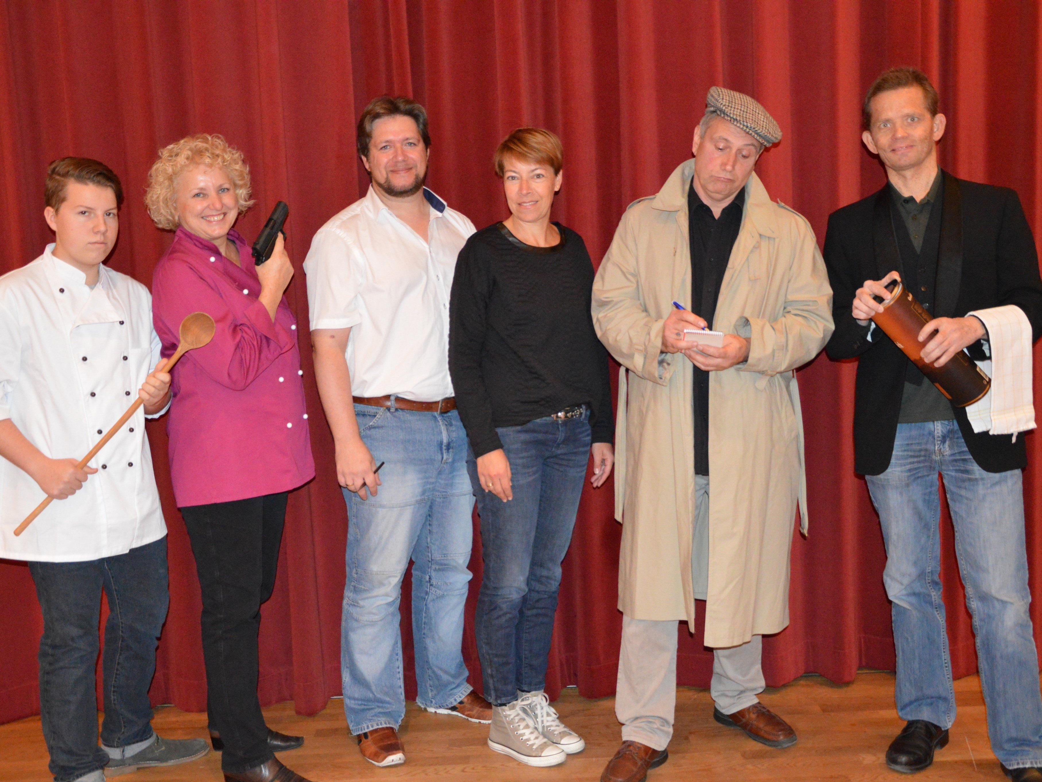 Das Ensemble mit Regisseur Thomas Golz und Regieassistentin Manuela Mair in der Mitte