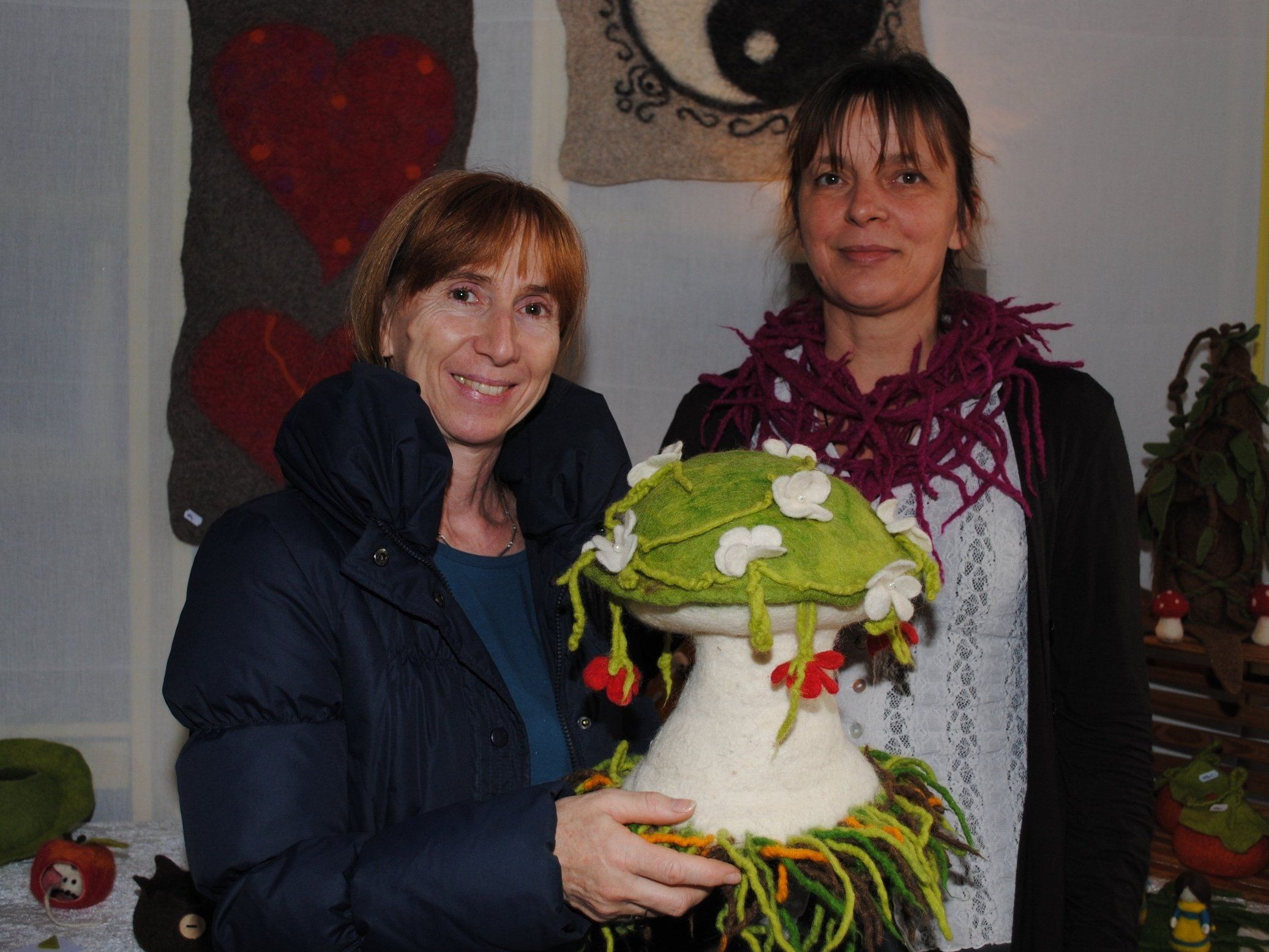 Martina Wilfling (rechts) betreibt das Kunsthandwerk des Filzens mit Leidenschaft Martina Wilfling (rechts) betreibt das Kunsthandwerk des Filzens mit Leidenschaft