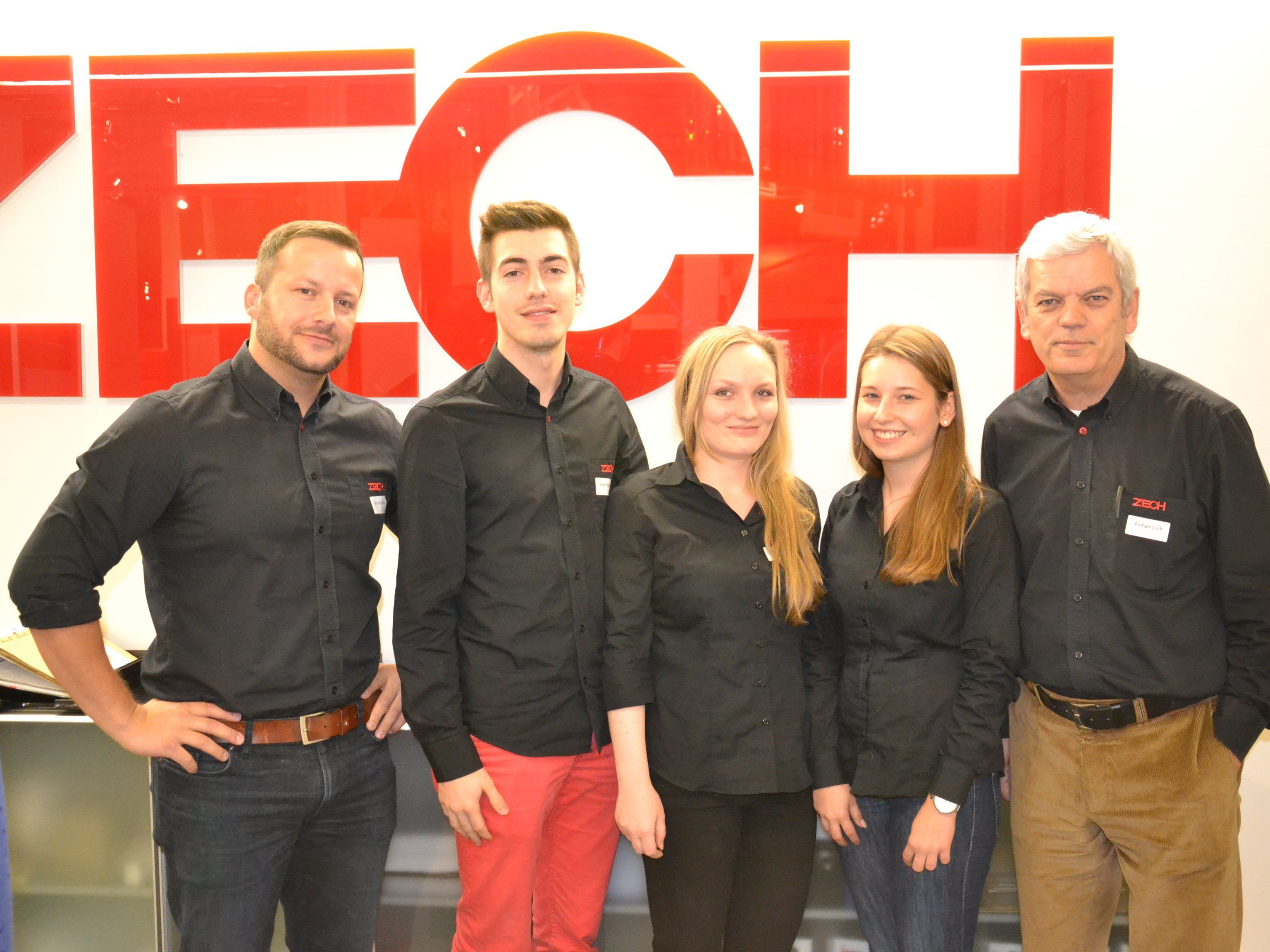 v.l. Daniel Gstach, Peter Böckle, Jana Haller, Michelle Niegelhell und GF Roman Zech v.l. Daniel Gstach, Peter Böckle, Jana Haller, Michelle Niegelhell und GF Roman Zech