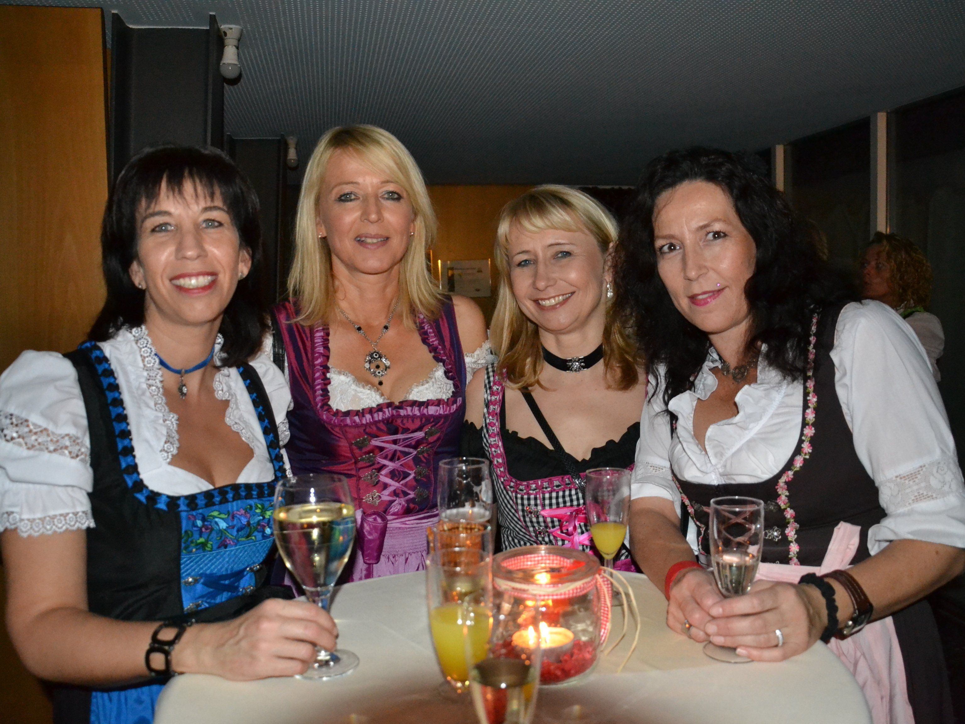 v.l. Tanja, Barbara, Silvia und Myriam ließen sich die Ü40 Party amKumma dieses Jahr nicht entgehen v.l. Tanja, Barbara, Silvia und Myriam ließen sich die Ü40 Party amKumma dieses Jahr nicht entgehen