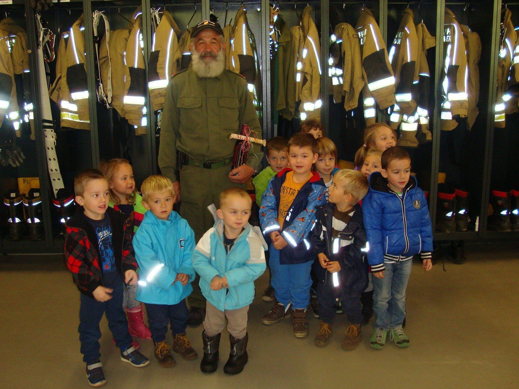 Erlebnis „Feuerwehr“ in der „Spielgruppe Grashupfer“. Erlebnis „Feuerwehr“ in der „Spielgruppe Grashupfer“.