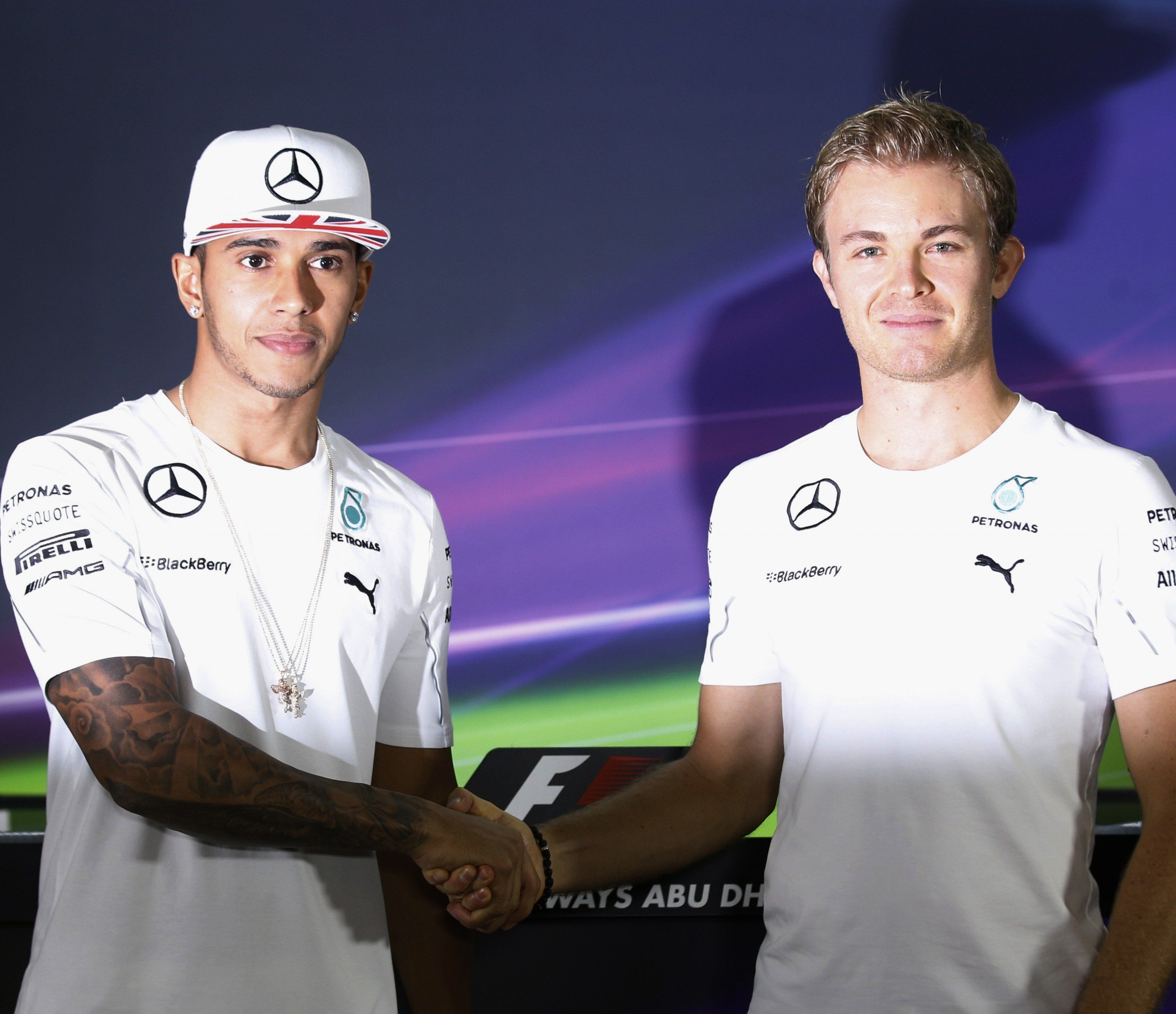 Hamilton und Rosberg schütteln sich vor dem finalen Duell noch einmal die Hände. Hamilton und Rosberg schütteln sich vor dem finalen Duell noch einmal die Hände.